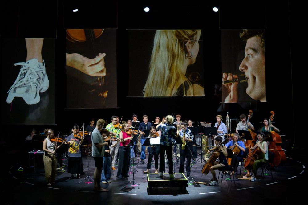 &raquo;Frei_Spiel X &ndash; Das gro&szlig;e Ganze&laquo; Junge Deutsche Philharmonie & She She Pop &copy; Candy Welz